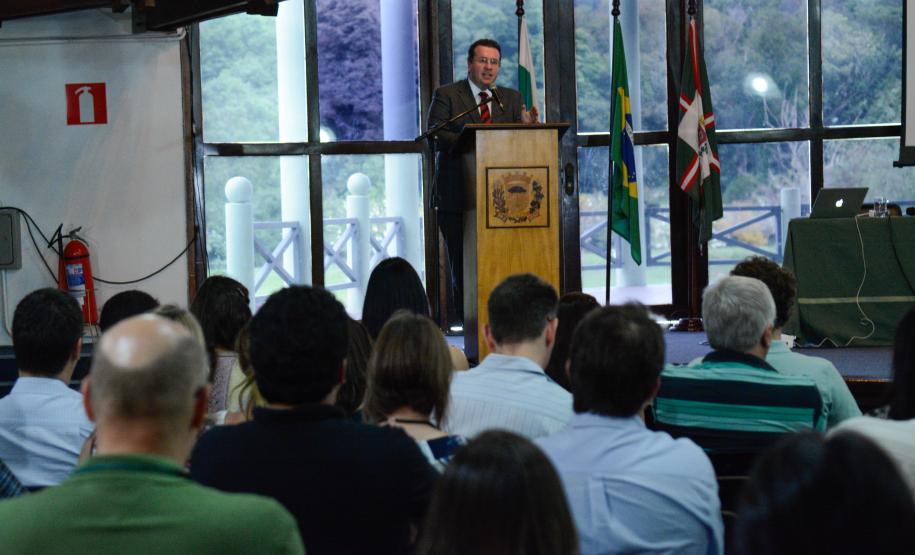 Antonio Caetano de Paula, Secretário Estadual do Meio Ambiente e Recursos Hídricos, faz apresentação dos resultados do Inventário de Emissões Antrópicas Diretas e Indiretas de Gases de Efeito Estufa e Agentes Climáticos de Curta Duração e Propostas de Mitigação de Emissões Setorizadas. Curitiba,03/11/2014. Foto - Antonio Costa