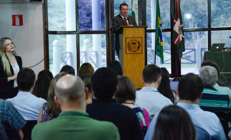 Antonio Caetano de Paula, Secretário Estadual do Meio Ambiente e Recursos Hídricos, faz apresentação dos resultados do Inventário de Emissões Antrópicas Diretas e Indiretas de Gases de Efeito Estufa e Agentes Climáticos de Curta Duração e Propostas de Mitigação de Emissões Setorizadas. Curitiba,03/11/2014. Foto - Antonio Costa