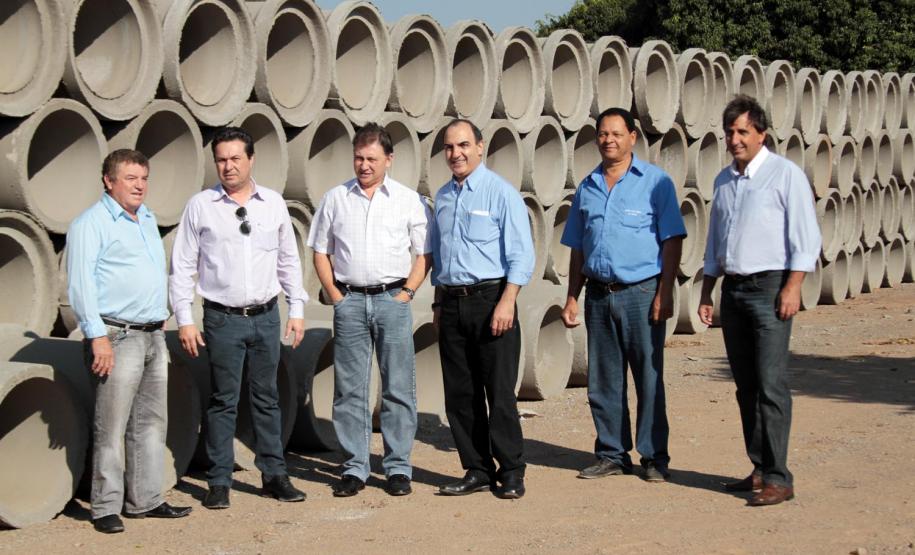 Cohapar e AguasParana CRUZEIRO DO OESTE/PR - 29/setembro/2011 - O presidente da Cohapar Mounir Chaowiche e o presidente do ÁguasParaná Marcio Nunes, conheceram na manhã desta quinta-feira, um programa de sociabilização, onde detentos em regime semi-aberto, do presidio de Cruzeiro do Oeste, fabricam manilhas