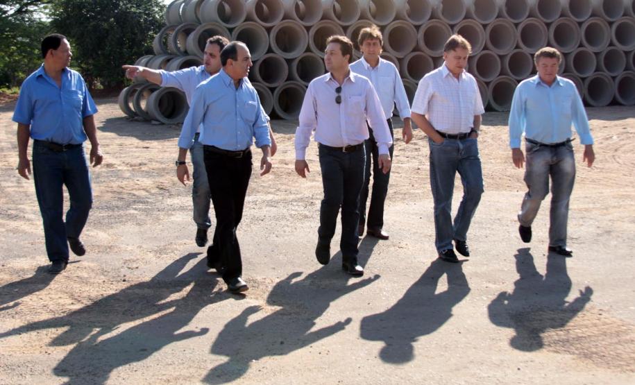 Cohapar e AguasParana CRUZEIRO DO OESTE/PR - 29/setembro/2011 - O presidente da Cohapar Mounir Chaowiche e o presidente do ÁguasParaná Marcio Nunes, conheceram na manhã desta quinta-feira, um programa de sociabilização, onde detentos em regime semi-aberto, do presidio de Cruzeiro do Oeste, fabricam manilhas. Foto: Joka Madruga / Cohapar