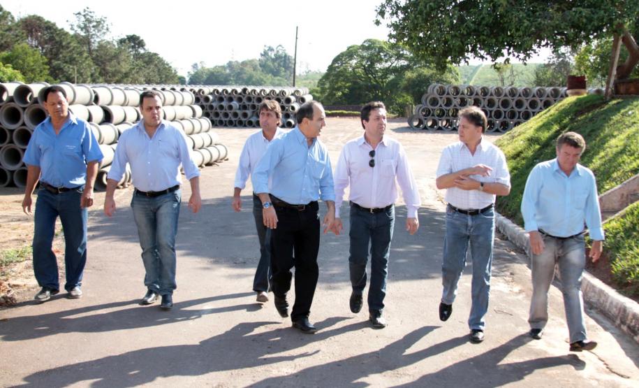 Cohapar e AguasParana CRUZEIRO DO OESTE/PR - 29/setembro/2011 - O presidente da Cohapar Mounir Chaowiche e o presidente do ÁguasParaná Marcio Nunes, conheceram na manhã desta quinta-feira, um programa de sociabilização, onde detentos em regime semi-aberto, do presidio de Cruzeiro do Oeste, fabricam manilhas. Foto: Joka Madruga / Cohapar