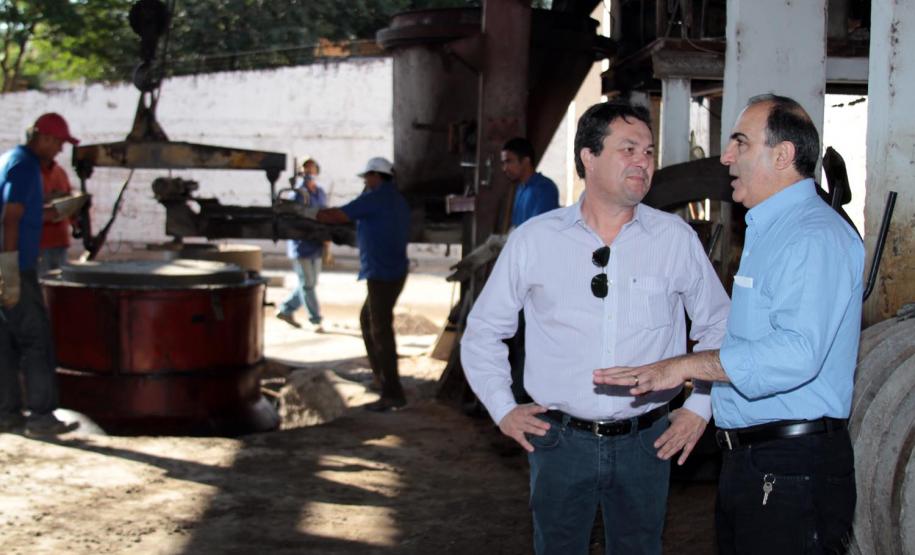 Cohapar assina convenios com municípios da Amunpar CRUZEIRO DO OESTE/PR - 29/setembro/2011 - O presidente da Cohapar Mounir Chaowiche e o presidente do ÁguasParaná Marcio Nunes, conheceram na manhã desta quinta-feira, um programa de sociabilização, onde detentos em regime semi-aberto, do presidio de Cruzeiro do Oeste, fabricam manilhas. Na foto estão Marcio Nunes, presidente do AguasParana e o presidente da Cohapar Mounir Chaowiche, acompanham o trabalho dos presidiários. Foto: Joka Madruga / Cohapar