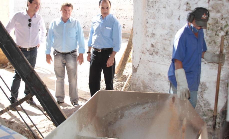 Cohapar e AguasParana CRUZEIRO DO OESTE/PR - 29/setembro/2011 - O presidente da Cohapar Mounir Chaowiche e o presidente do ÁguasParaná Marcio Nunes, conheceram na manhã desta quinta-feira, um programa de sociabilização, onde detentos em regime semi-aberto, do presidio de Cruzeiro do Oeste, fabricam manilhas