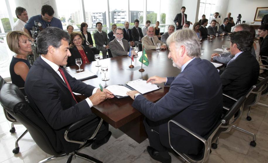 Governador Beto Richa recebe o embaixador da França no Brasil, Denis Pieton, que estava acompanhado da embaixatriz Najwa Bassil Pieton, do cônsul geral da França em São Paulo, Damian Loras, da cônsul honorária em Curitiba, Emilie Dely, do presidente da Agência Francesa de Desenvolvimento (AFD) no Paraná, Laurent Doriez e de empresários franceses.Curitiba, 27.11.2014.Foto: José GomercindoANPr