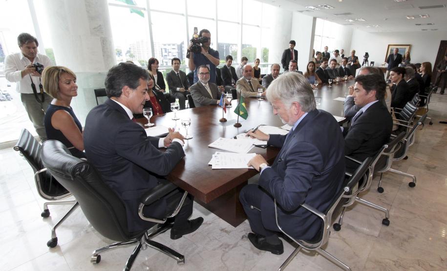 Governador Beto Richa recebe o embaixador da França no Brasil, Denis Pieton, que estava acompanhado da embaixatriz Najwa Bassil Pieton, do cônsul geral da França em São Paulo, Damian Loras, da cônsul honorária em Curitiba, Emilie Dely, do presidente da Agência Francesa de Desenvolvimento (AFD) no Paraná, Laurent Doriez e de empresários franceses.Curitiba, 27.11.2014.Foto: José GomercindoANPr