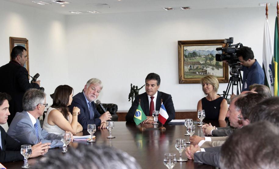 Governador Beto Richa recebe o embaixador da França no Brasil, Denis Pieton, que estava acompanhado da embaixatriz Najwa Bassil Pieton, do cônsul geral da França em São Paulo, Damian Loras, da cônsul honorária em Curitiba, Emilie Dely, do presidente da Agência Francesa de Desenvolvimento (AFD) no Paraná, Laurent Doriez e de empresários franceses.Curitiba, 27.11.2014.Foto: José GomercindoANPr