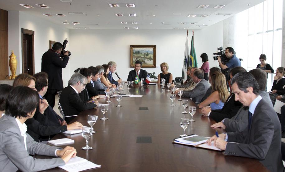 Governador Beto Richa recebe o embaixador da França no Brasil, Denis Pieton, que estava acompanhado da embaixatriz Najwa Bassil Pieton, do cônsul geral da França em São Paulo, Damian Loras, da cônsul honorária em Curitiba, Emilie Dely, do presidente da Agência Francesa de Desenvolvimento (AFD) no Paraná, Laurent Doriez e de empresários franceses.Curitiba, 27.11.2014.Foto: José GomercindoANPr