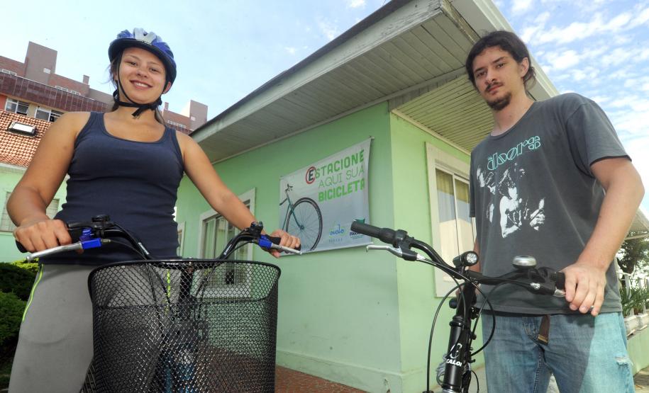 Secretaria de Estado do Meio Ambiente, incentiva os funcionários ao uso da bicicleta. Leticia Sucharski, estudante de biologia e Rodrigo Osternack estudante de Geografia, ambos estágiarios da secretaria.Curitiba, 12/04/2014Foto: Ricardo Almeida / ANPr