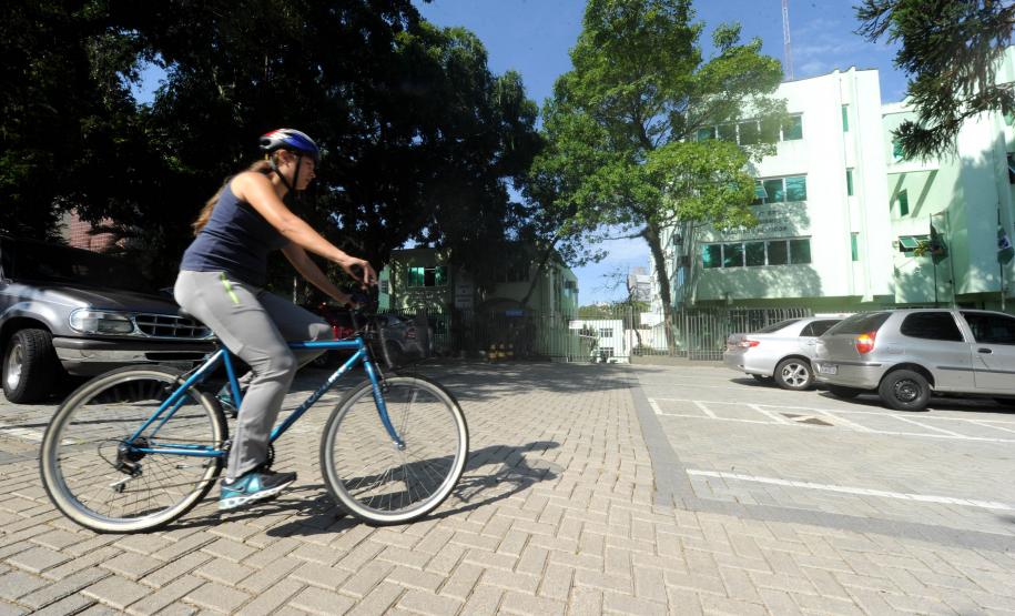 Secretaria de Estado do Meio Ambiente, incentiva os funcionários ao uso da bicicleta. Leticia Sucharski, estudante de Biologia e  estágiaria da secretaria.Curitiba, 12/04/2014Foto: Ricardo Almeida / ANPr