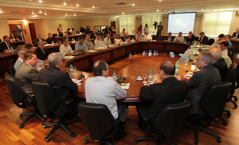 Meio Ambiente assina termo de compromisso com sete setores industriais para logística reversa Assinatura de Termo de Compromisso de Planos de Logística Reversa.Curitiba 15-12-2014.    foto Mauro Frasson.