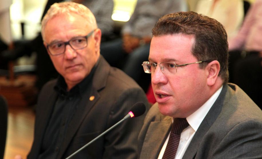 Meio Ambiente assina termo de compromisso com sete setores industriais para logística reversa Assinatura de Termo de Compromisso de Planos de Logística Reversa.Curitiba 15-12-2014.    foto Mauro Frasson.