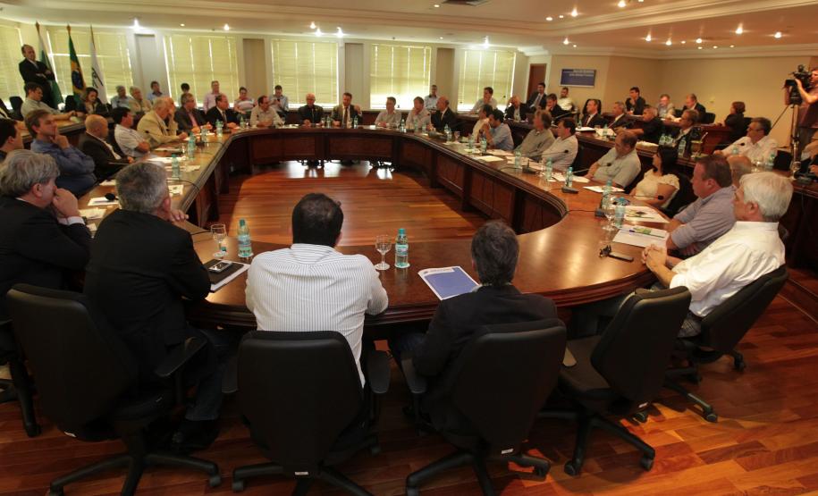 Meio Ambiente assina termo de compromisso com sete setores industriais para logística reversa Assinatura de Termo de Compromisso de Planos de Logística Reversa.Curitiba 15-12-2014.    foto Mauro Frasson.