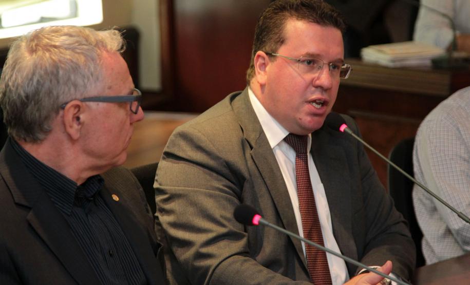 Meio Ambiente assina termo de compromisso com sete setores industriais para logística reversa Assinatura de Termo de Compromisso de Planos de Logística Reversa.Curitiba 15-12-2014.    foto Mauro Frasson.