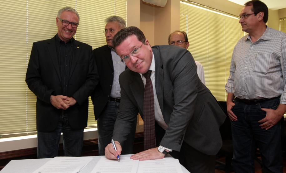 Meio Ambiente assina termo de compromisso com sete setores industriais para logística reversa Assinatura de Termo de Compromisso de Planos de Logística Reversa.Curitiba 15-12-2014.    foto Mauro Frasson.