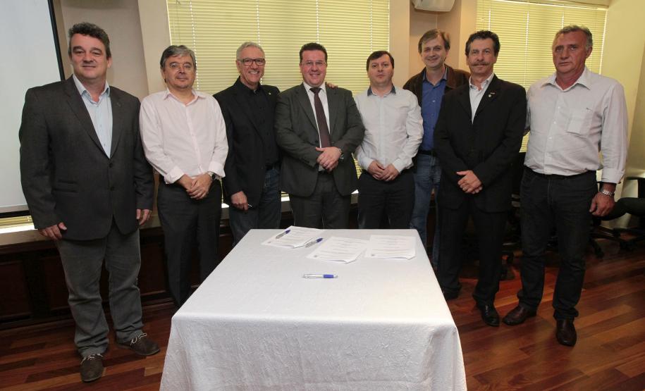 Meio Ambiente assina termo de compromisso com sete setores industriais para logística reversa Assinatura de Termo de Compromisso de Planos de Logística Reversa.Curitiba 15-12-2014.    foto Mauro Frasson.