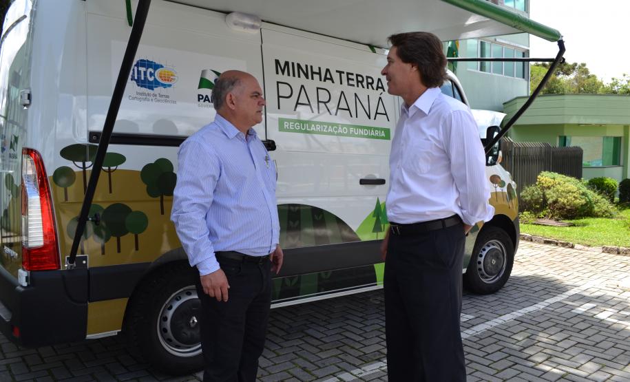 Programa de regularização fundiária recebe veículo adaptado. Na foto, o secretário estadual do Meio Ambiente e Recursos Hídricos (SEMA), Ricardo Soavinski (D) e Amílcar Cabral, Presidente do ITCG.Foto: Carla Quintas/Sema PR