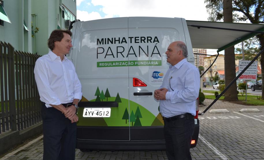 Programa de regularização fundiária recebe veículo adaptado. Na foto, o secretário estadual do Meio Ambiente e Recursos Hídricos (SEMA), Ricardo Soavinski (E) e Amílcar Cabral, Presidente do ITCG.Foto: Carla Quintas/Sema PR