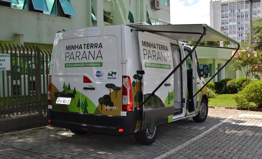 Programa de regularização fundiária recebe veículo adaptado.