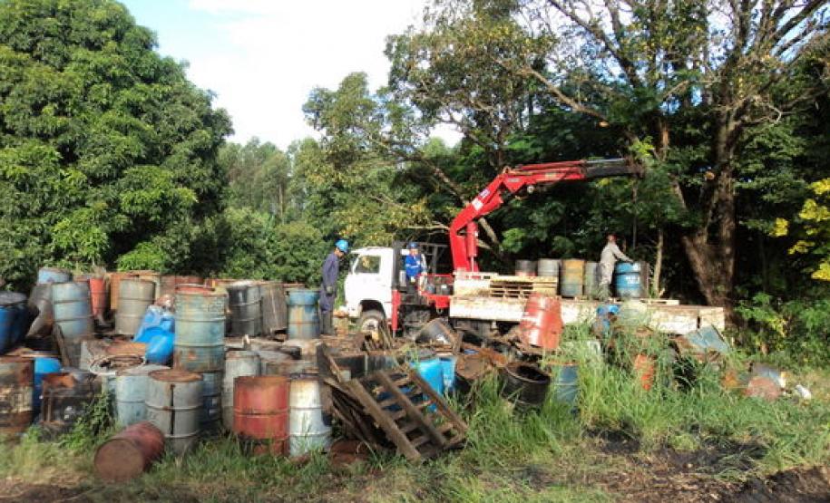 Resíduos industriais são retirados de Jacarezinho após 10 anos