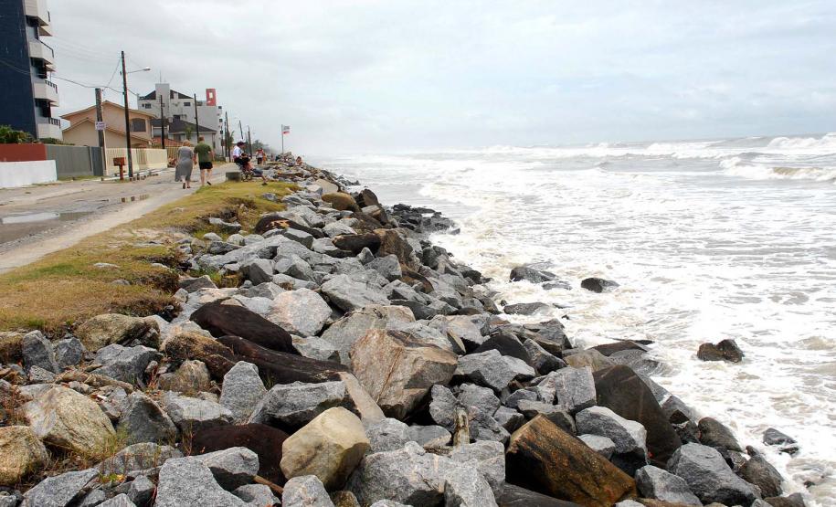 Governo contratará projeto executivo para recuperar a orla de Matinhos.