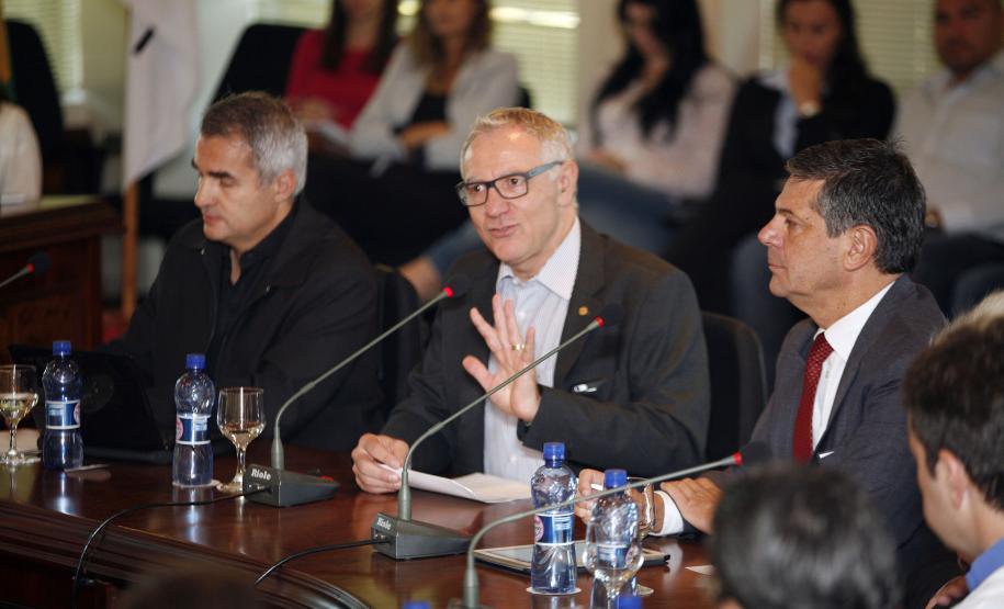 Projeto ajuda a retirar 8 mil toneladas de embalagens do meio ambiente Reunião Sindibebidas ? Logística Reversa , fotos:Gelson Bampi- 31-03-15