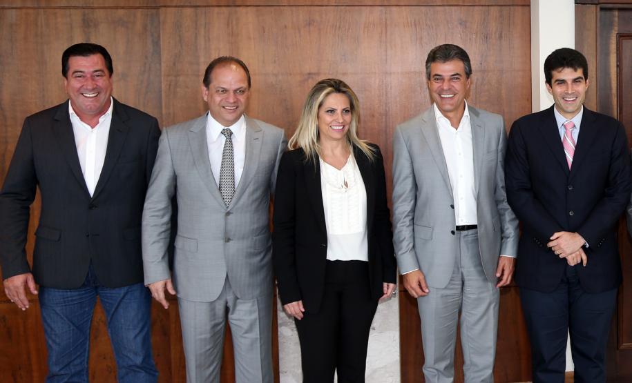 Governador Beto Richa recebe o ministro da Pesca e Aquicultura, Helder Barbalho. Na foto da esquerda para a direita o presidente do Instituto Ambiental do Paraná (IAP), Tarcisio Mossato Pinto, o deputado federal Ricardo Barros, a vice-governadora Cida Borghetti, governador Beto Richa e o ministro da Pesca Helder Barbalho.Curitiba, 13/04/2015.Foto: Orlando Kissner/ANPr