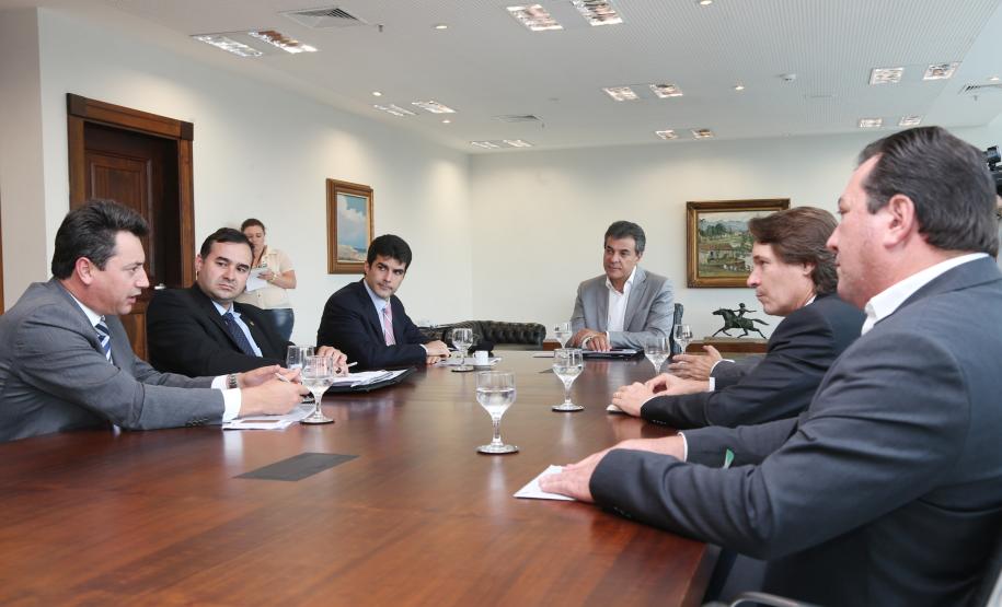 Governador Beto Richa recebe o ministro da Pesca e Aquicultura, Helder Barbalho.Curitiba, 13/04/2015.Foto: Orlando Kissner/ANPr