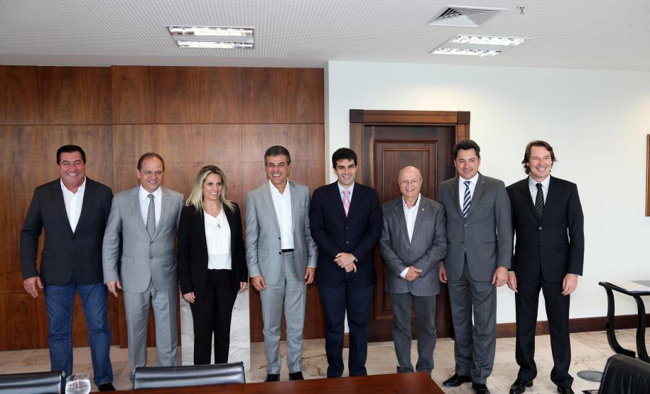 Governador Beto Richa recebe o ministro da Pesca e Aquicultura, Helder Barbalho. Na foto da esquerda para a direita o presidente do Instituto Ambiental do Paraná (IAP), Tarcisio Mossato Pinto, o deputado federal Ricardo Barros, a vice-governadora Cida Borghetti, governador Beto Richa, ministro da Pesca Helder Barbalho, os deputados federais Osmar Serraglio e Sergio Souza e o secretário estadual do Meio Ambiente e Recursos Hídricos, Ricardo Soavinski.Curitiba, 13/04/2015.Foto: Orlando Kissner/ANPr
