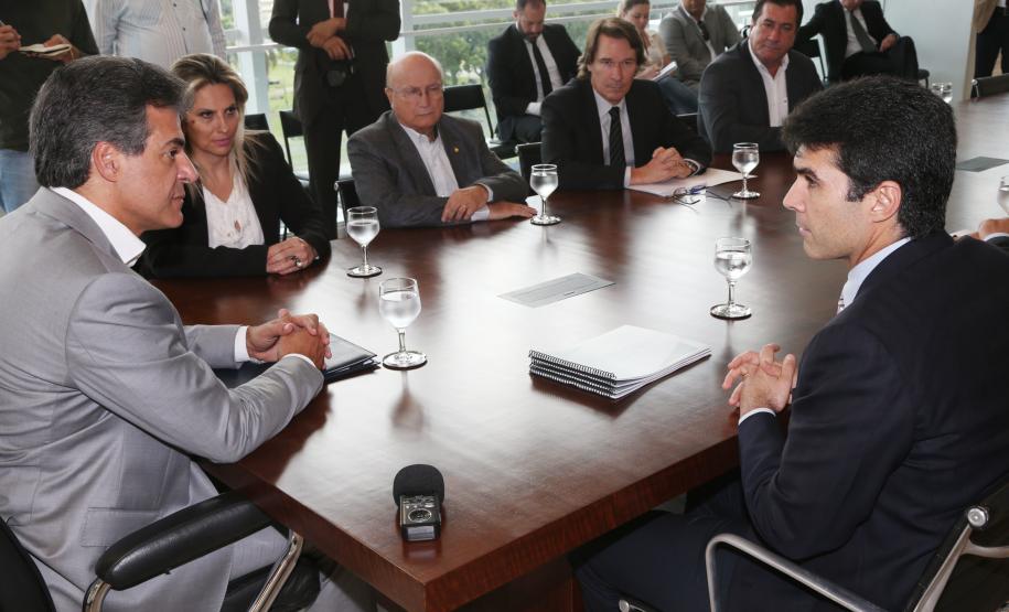 Governador Beto Richa recebe o ministro da Pesca e Aquicultura, Helder Barbalho.Curitiba, 13/04/2015.Foto: Orlando Kissner/ANPr