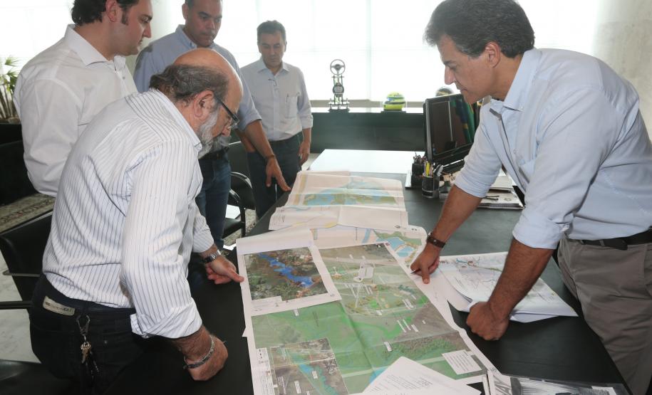 Novos parques vão preservar mananciais da Região Metropolitana de Curitiba o governador beto richa com ratinho junior secretario desenvolvimento urbano omar akel da comec e deonilson roldo . durante apresentacao de projetos.