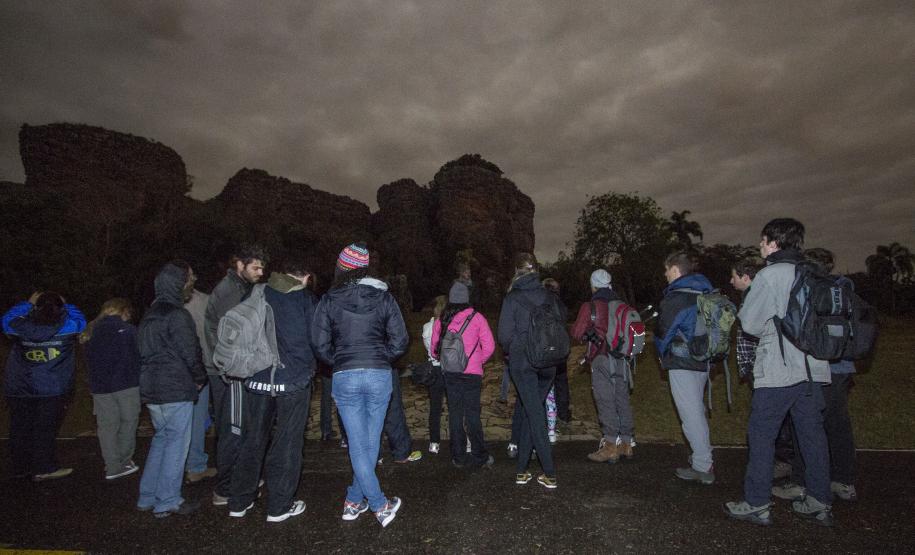 Caminhada da Lua Cheia propicia novas percepções do Parque Estadual de Vila Velha Passeio noturno no Parque Estadual da Vilha Velha. Ponta Grossa, 30/05/2015. Foto: Pedro Ribas/ANPr