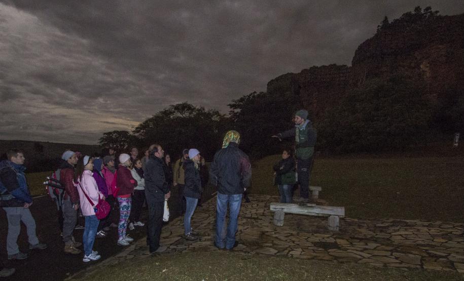 Caminhada da Lua Cheia propicia novas percepções do Parque Estadual de Vila Velha Passeio noturno no Parque Estadual da Vilha Velha. Ponta Grossa, 30/05/2015. Foto: Pedro Ribas/ANPr