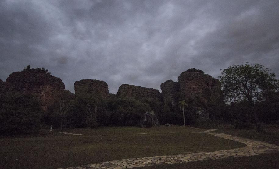 Caminhada da Lua Cheia propicia novas percepções do Parque Estadual de Vila Velha Passeio noturno no Parque Estadual da Vilha Velha. Ponta Grossa, 30/05/2015. Foto: Pedro Ribas/ANPr