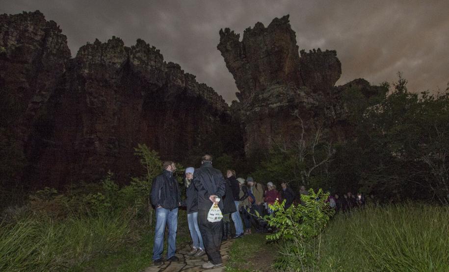 Caminhada da Lua Cheia propicia novas percepções do Parque Estadual de Vila Velha Passeio noturno no Parque Estadual da Vilha Velha. Ponta Grossa, 30/05/2015. Foto: Pedro Ribas/ANPr