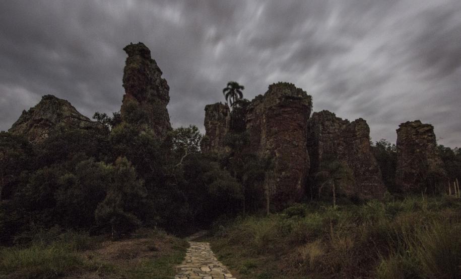 Caminhada da Lua Cheia propicia novas percepções do Parque Estadual de Vila Velha Passeio noturno no Parque Estadual da Vilha Velha. Ponta Grossa, 30/05/2015. Foto: Pedro Ribas/ANPr