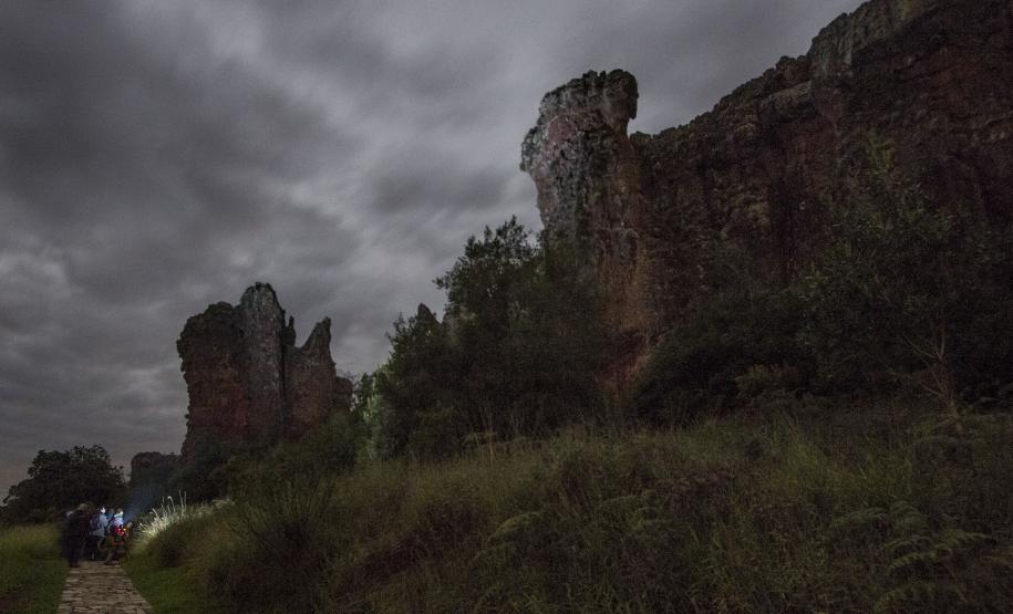 Caminhada da Lua Cheia propicia novas percepções do Parque Estadual de Vila Velha Passeio noturno no Parque Estadual da Vilha Velha. Ponta Grossa, 30/05/2015. Foto: Pedro Ribas/ANPr
