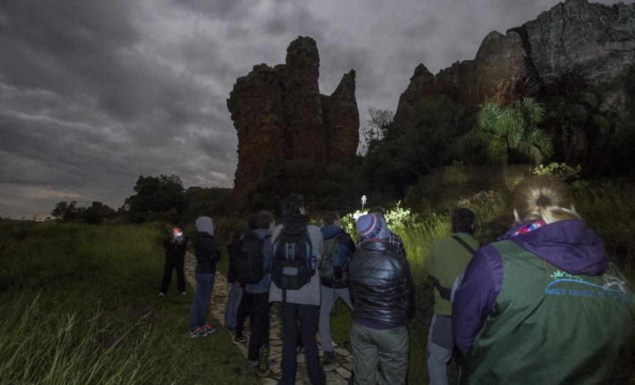 Caminhada da Lua Cheia propicia novas percepções do Parque Estadual de Vila Velha Passeio noturno no Parque Estadual da Vilha Velha. Ponta Grossa, 30/05/2015. Foto: Pedro Ribas/ANPr