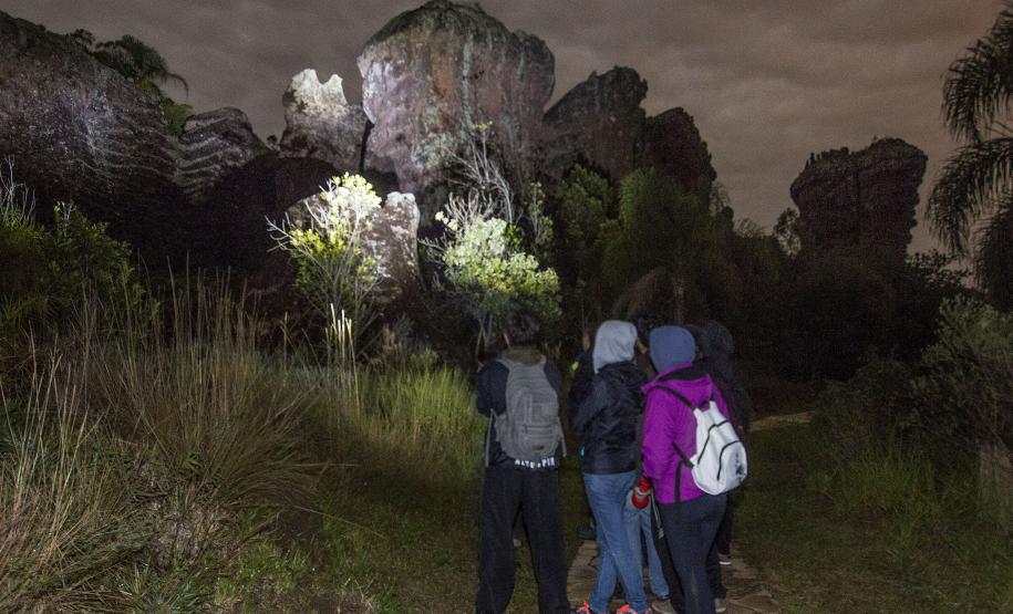 Caminhada da Lua Cheia propicia novas percepções do Parque Estadual de Vila Velha Passeio noturno no Parque Estadual da Vilha Velha. Ponta Grossa, 30/05/2015. Foto: Pedro Ribas/ANPr