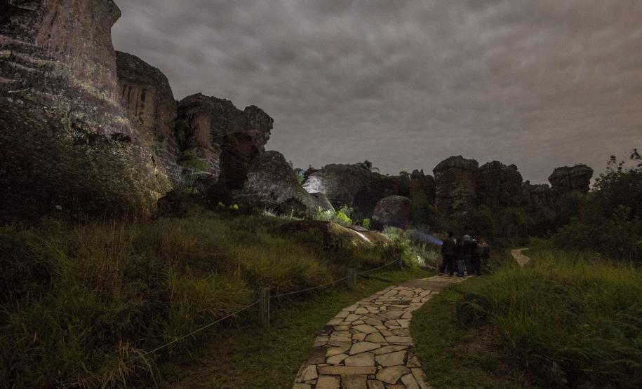 Caminhada da Lua Cheia propicia novas percepções do Parque Estadual de Vila Velha Passeio noturno no Parque Estadual da Vilha Velha. Ponta Grossa, 30/05/2015. Foto: Pedro Ribas/ANPr