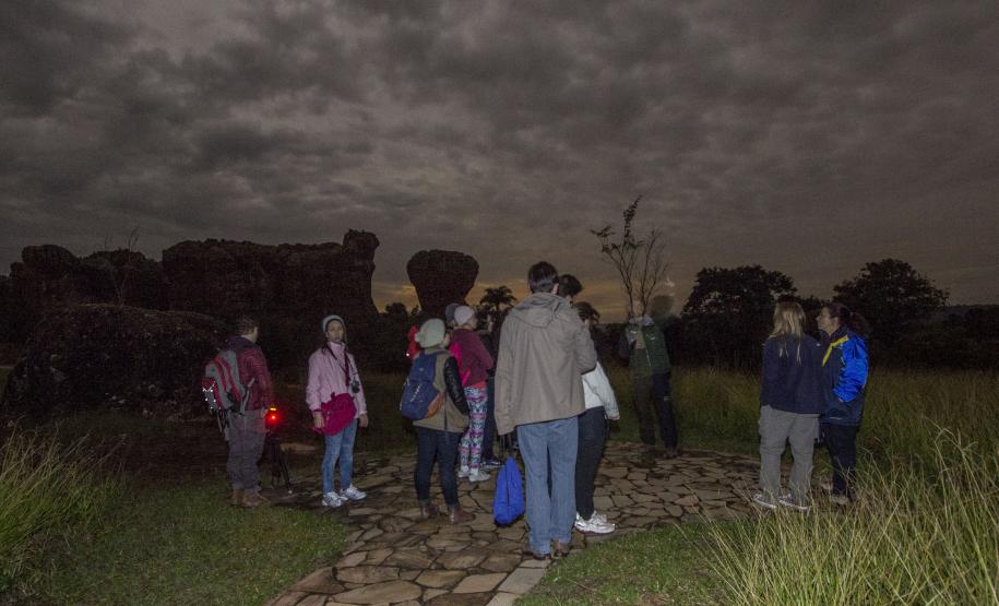 Caminhada da Lua Cheia propicia novas percepções do Parque Estadual de Vila Velha Passeio noturno no Parque Estadual da Vilha Velha. Ponta Grossa, 30/05/2015. Foto: Pedro Ribas/ANPr