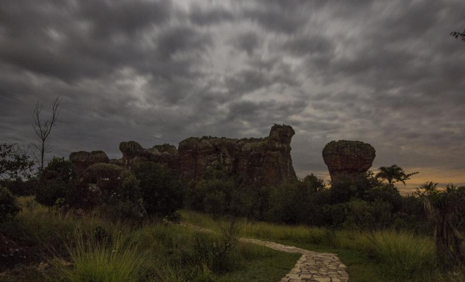 Caminhada da Lua Cheia propicia novas percepções do Parque Estadual de Vila Velha Passeio noturno no Parque Estadual da Vilha Velha. Ponta Grossa, 30/05/2015. Foto: Pedro Ribas/ANPr