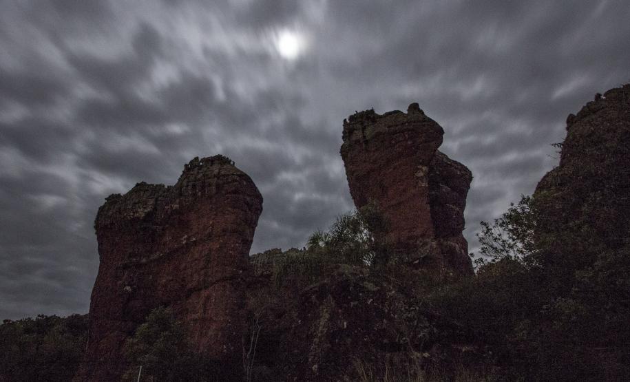 Caminhada da Lua Cheia propicia novas percepções do Parque Estadual de Vila Velha Passeio noturno no Parque Estadual da Vilha Velha. Ponta Grossa, 30/05/2015. Foto: Pedro Ribas/ANPr