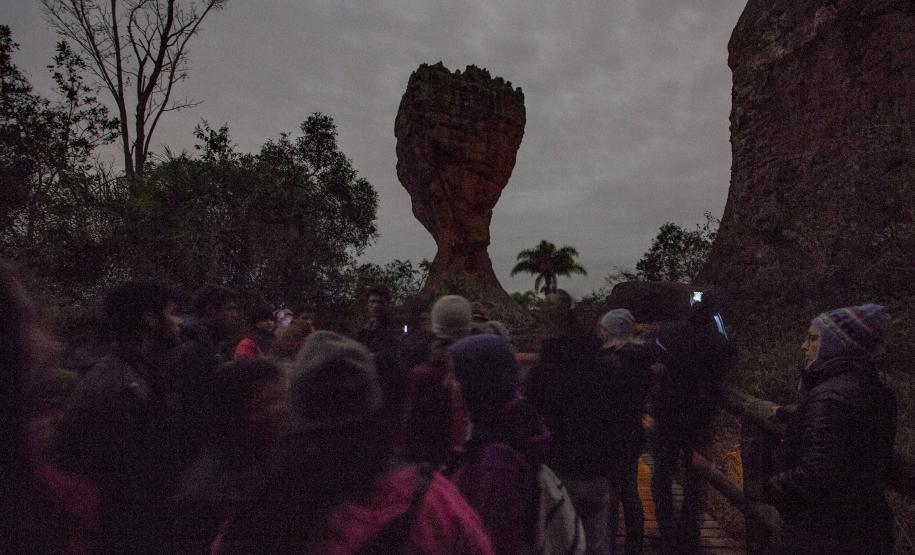 Caminhada da Lua Cheia propicia novas percepções do Parque Estadual de Vila Velha Passeio noturno no Parque Estadual da Vilha Velha. Ponta Grossa, 30/05/2015. Foto: Pedro Ribas/ANPr