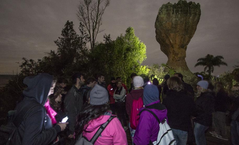 Caminhada da Lua Cheia propicia novas percepções do Parque Estadual de Vila Velha Passeio noturno no Parque Estadual da Vilha Velha. Ponta Grossa, 30/05/2015. Foto: Pedro Ribas/ANPr