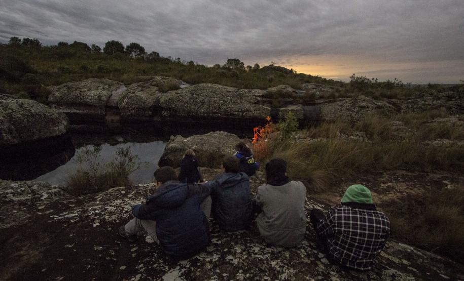Caminhada da Lua Cheia propicia novas percepções do Parque Estadual de Vila Velha Passeio noturno no Parque Estadual da Vilha Velha. Ponta Grossa, 30/05/2015. Foto: Pedro Ribas/ANPr