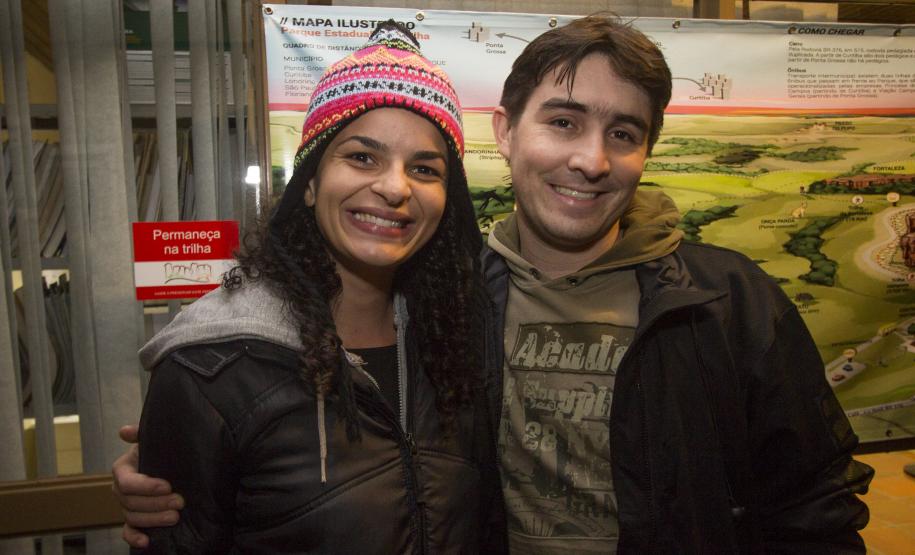 Caminhada da Lua Cheia propicia novas percepções do Parque Estadual de Vila Velha Passeio noturno no Parque Estadual da Vilha Velha. Na foto, Juliana Basichetti Martins e Tiago Martins. Ponta Grossa, 30/05/2015. Foto: Pedro Ribas/ANPr