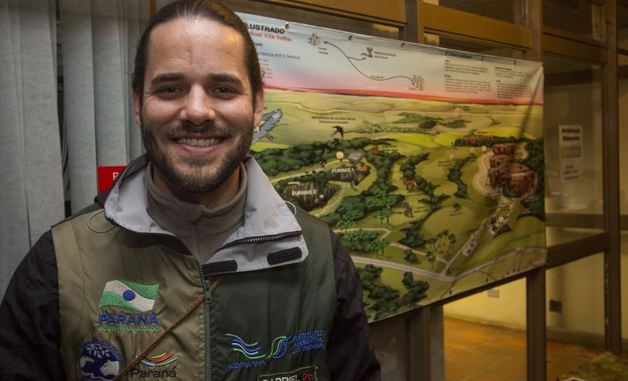 Caminhada da Lua Cheia propicia novas percepções do Parque Estadual de Vila Velha Passeio noturno no Parque Estadual da Vilha Velha. Na foto, Gabriel Coutinho. Ponta Grossa, 30/05/2015. Foto: Pedro Ribas/ANPr