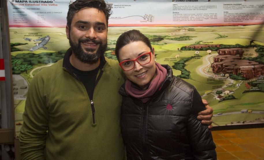 Caminhada da Lua Cheia propicia novas percepções do Parque Estadual de Vila Velha Passeio noturno no Parque Estadual da Vilha Velha. Na foto, Fabiano Rosas Rocha e Tatiana Blum. Ponta Grossa, 30/05/2015. Foto: Pedro Ribas/ANPr