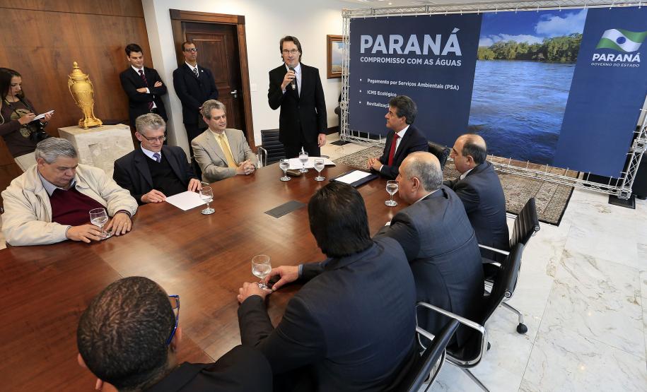O Governador Beto Richa ampliou o número de municípios beneficiadoscom recursos do ICMS Ecológico, regulamentou o Pagamento Por ServiçosAmbientais (PSA) e criou o projeto de revitalização do Rio Iguaçu