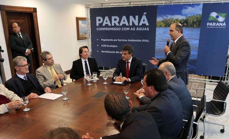 O Governador Beto Richa ampliou o número de municípios beneficiadoscom recursos do ICMS Ecológico, regulamentou o Pagamento Por ServiçosAmbientais (PSA) e criou o projeto de revitalização do Rio Iguaçu